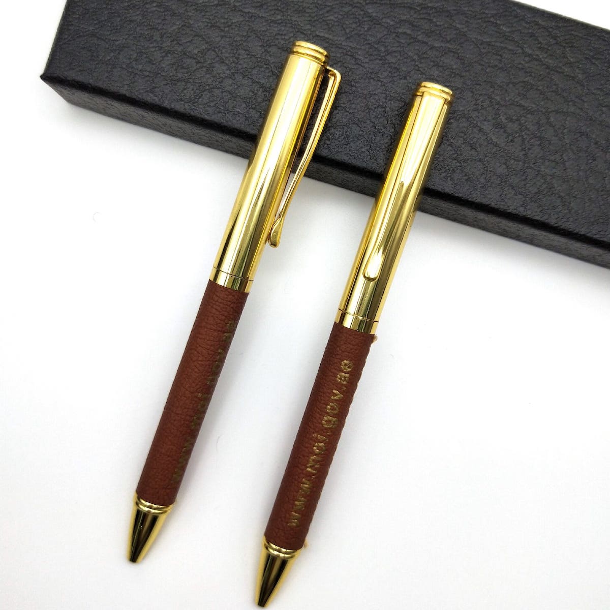 Luksusowy złoty długopis ze skórą