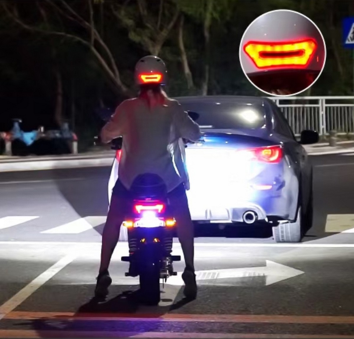 kask z oświetleniem motocyklowym