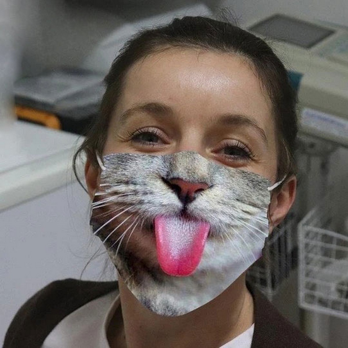 maska na twarz kotka z językiem