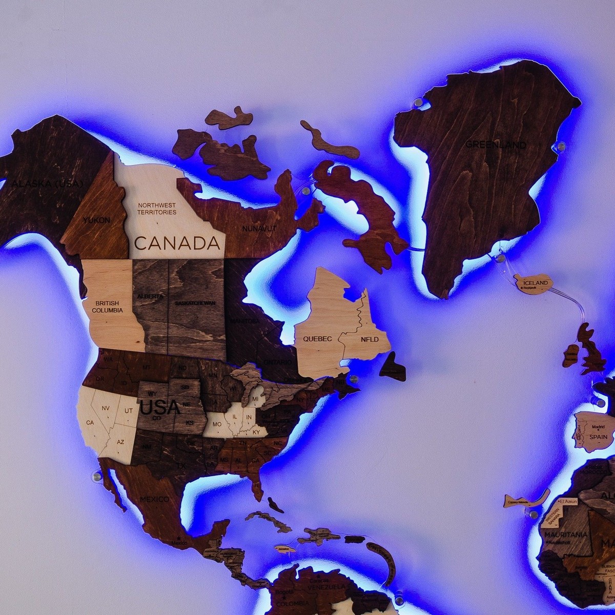 podświetlana drewniana mapa świata na ścianie