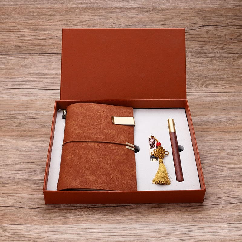 drewniany długopis z zestawem notatników na prezent