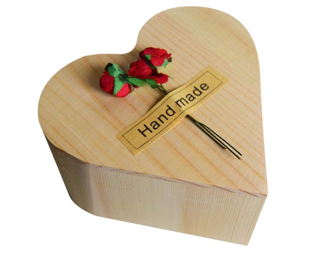 róża w pudełku w kształcie serca z drewna