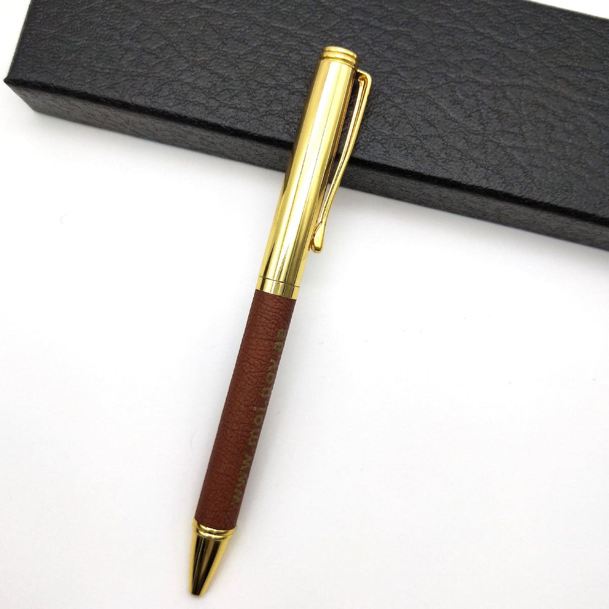 luksusowy długopis prezentowy ze skórzaną powierzchnią