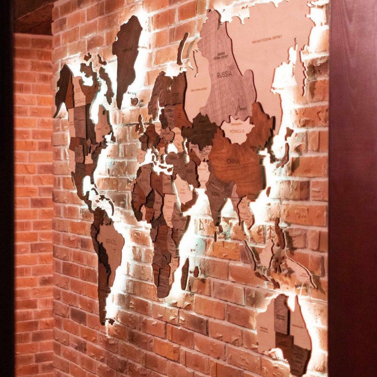Drewniana mapa świata z oświetleniem LED