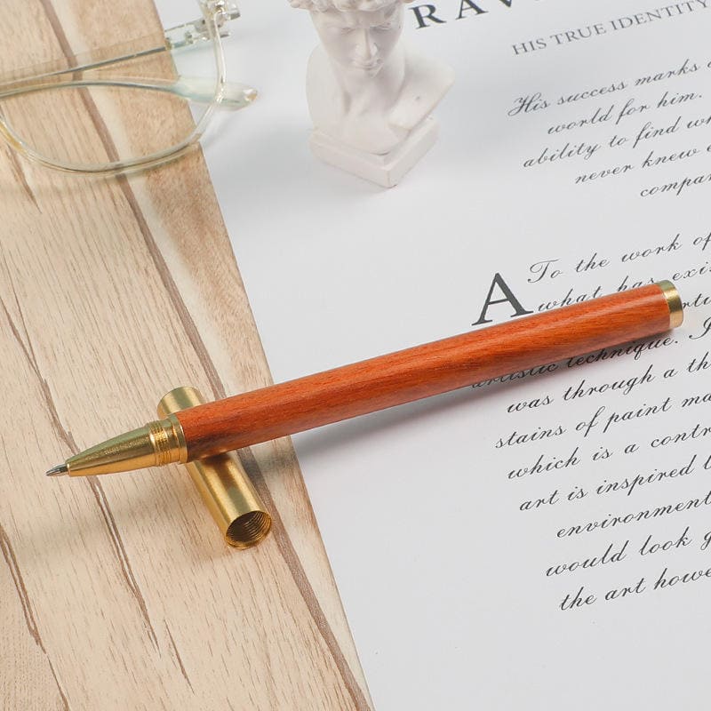 złoty długopis z drewnianym wzorem