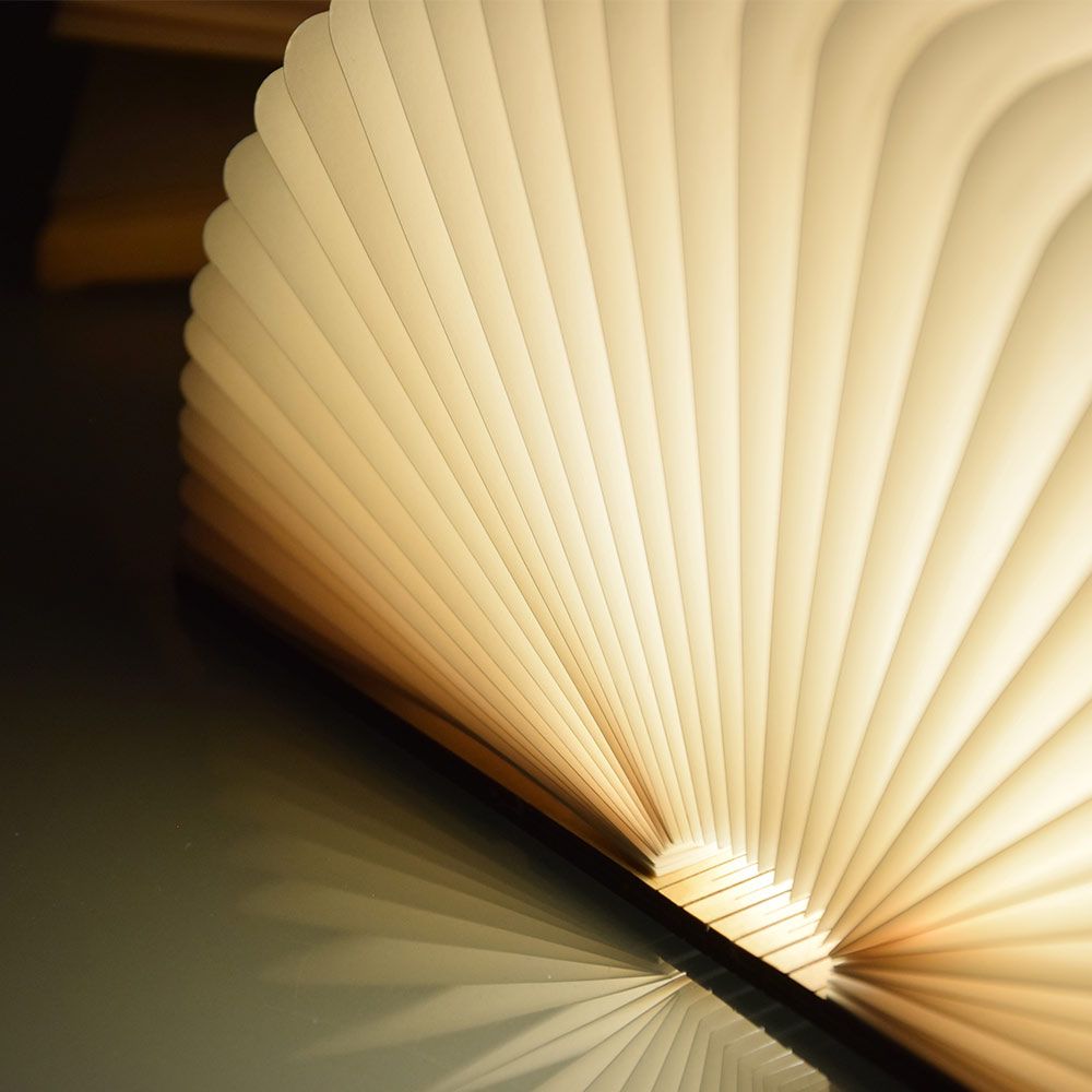 oświetlona lampa składana na książki