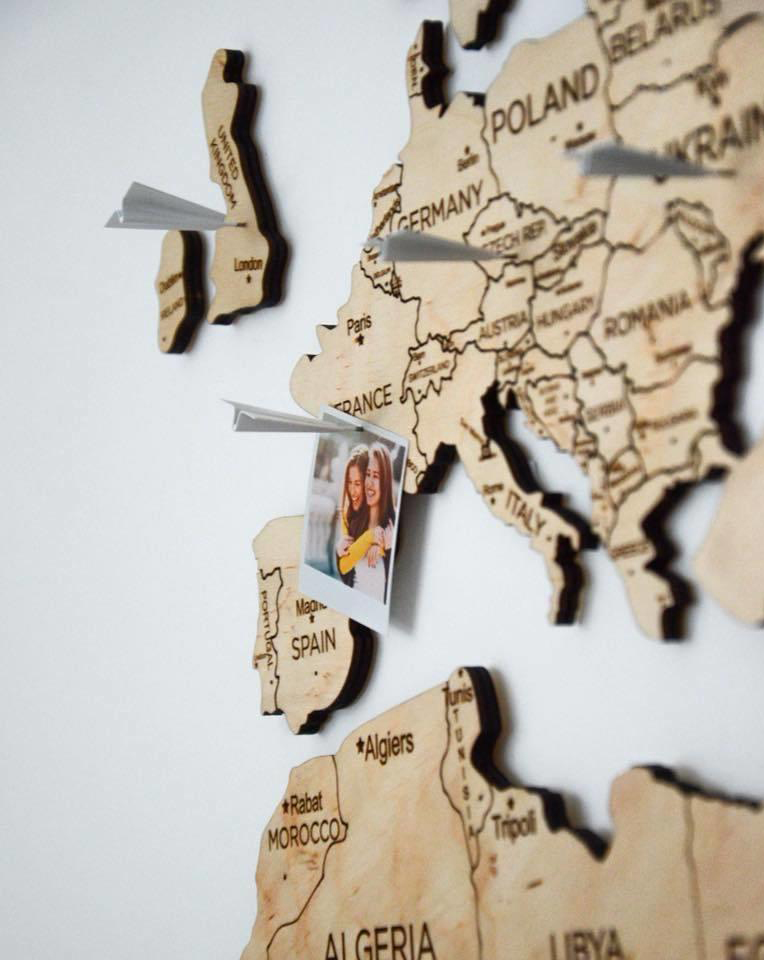 drewniana mapa na ścianach kontynentów kolor jasnego drewna