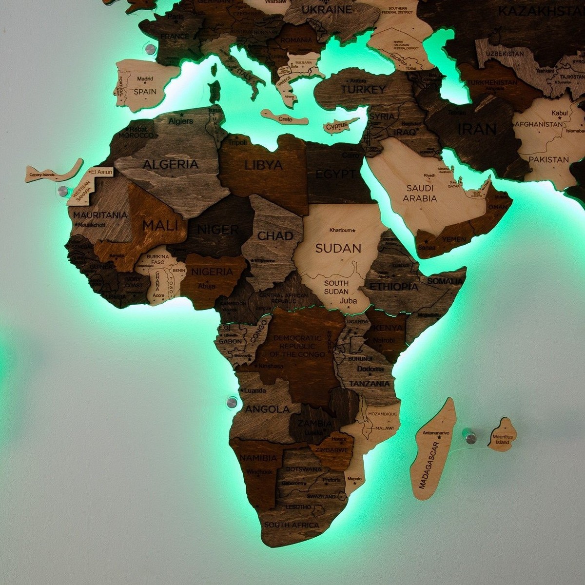 drewniane mapy świata z podświetleniem LED